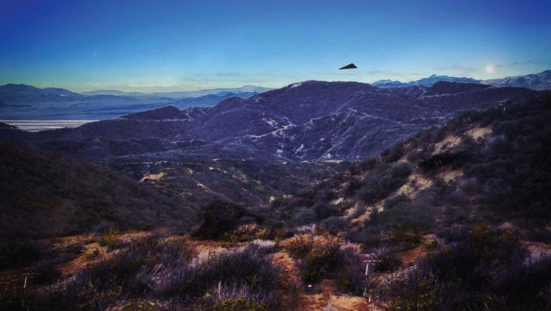 Mister i ri në dosjet e UFO-ve, ‘trekëndësha të zinj’ në perëndim të SHBA-ve! Raporti: Dukej si dron, fluturonte me shpejtësi 2.900 km/orë Mister i ri në dosjet e UFO-ve, ‘trekëndësha të zinj’ në perëndim të SHBA-ve! Raporti: Dukej si dron, fluturonte me shpejtësi 2.900 km/orë