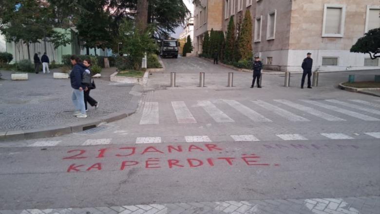 Pas shkuljes së pllakës përkujtimore të katër dëshmorëve në bulevard, dhunuesit ironizojnë me mesazh para kryeministrisë: 21 Janar ka përditë! Pas shkuljes së pllakës përkujtimore të katër dëshmorëve në bulevard, dhunuesit ironizojnë me mesazh para kryeministrisë: 21 Janar ka përditë!