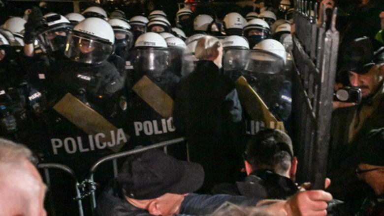 Policia polake reprezalje në Gjykatën Kushtetuese! Pezullohet nga detyra Presidenti i GjK: Qytetarët në protestë! Policia polake reprezalje në Gjykatën Kushtetuese! Pezullohet nga detyra Presidenti i GjK: Qytetarët në protestë!