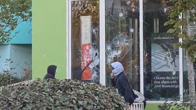 Dhuna e protestuesve nuk kursen as Piramidën, thyejnë xhamat e bizneseve në katin e parë dhe i vënë flakën Dhuna e protestuesve nuk kursen as Piramidën, thyejnë xhamat e bizneseve në katin e parë dhe i vënë flakën