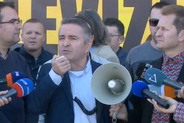 Ish drejtuesi i SHISH-t të Vishos së Saliut dhe ish ambasador i PD-së sot drejtuesi i protestës kundër Ramës: Ky është Sandër Kovaçi “sindikalisti” i pedagogëve! Ish drejtuesi i SHISH-t të Vishos së Saliut dhe ish ambasador i PD-së sot drejtuesi i protestës kundër Ramës: Ky është Sandër Kovaçi “sindikalisti” i pedagogëve!