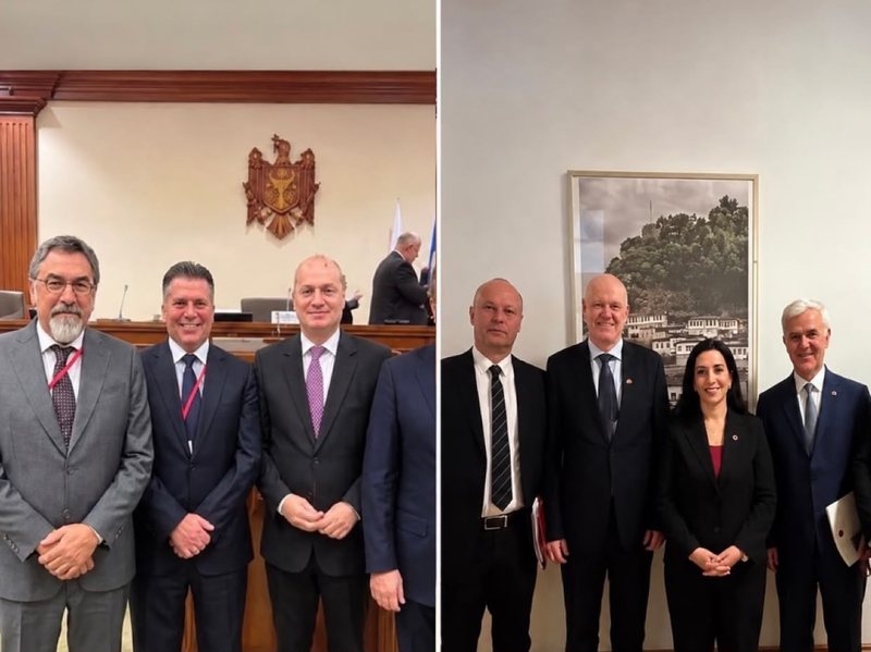 Në Tiranë rrethojnë Parlamentin, jashtë pozojnë bashkë: Dy standardet e opozitës shqiptare Në Tiranë rrethojnë Parlamentin, jashtë pozojnë bashkë: Dy standardet e opozitës shqiptare