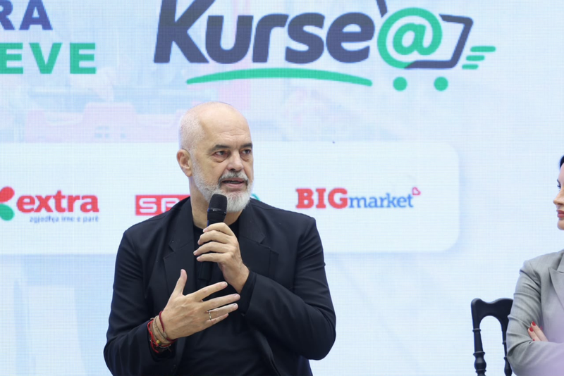 Artikuj me çmime stabël deri në 12 janar 2027: Kryeministri prezanton “Pasqyra e çmimeve” dhe “Kurse”! Artikuj me çmime stabël deri në 12 janar 2027: Kryeministri prezanton “Pasqyra e çmimeve” dhe “Kurse”!
