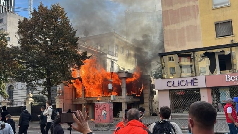 VIDEO/ Protesta del nga kontrolli: Sulmohet banka, flakët rrezikojnë pallatin! VIDEO/ Protesta del nga kontrolli: Sulmohet banka, flakët rrezikojnë pallatin!