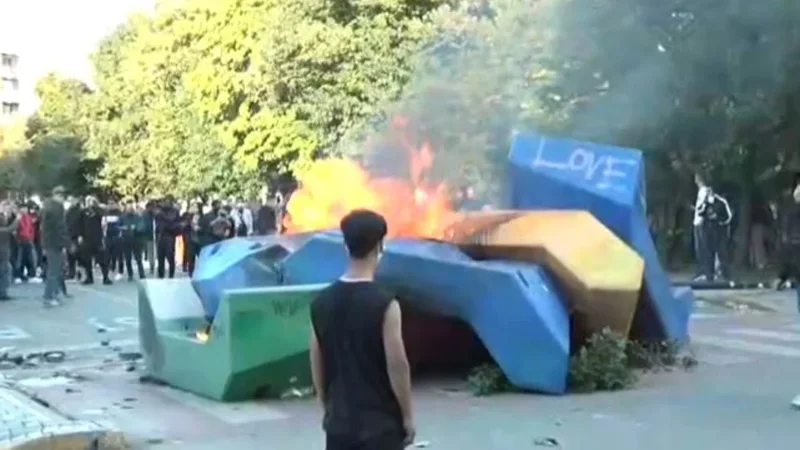 Vandalët në protestë shkatërrojnë semaforët, i djegin bashkë me stolat plastikë Vandalët në protestë shkatërrojnë semaforët, i djegin bashkë me stolat plastikë