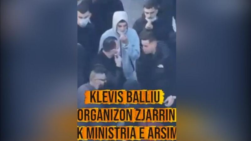 VIDEO/ Organizoi zjarrvënien e Ministrisë së Arsimit? Balla publikon momentin kur Klevis Balliu bisedon me protestuesit e maskuar VIDEO/ Organizoi zjarrvënien e Ministrisë së Arsimit? Balla publikon momentin kur Klevis Balliu bisedon me protestuesit e maskuar