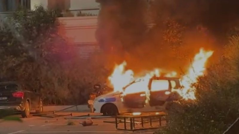 Përshkallëzohet dhuna! Vandalët e maskuar si protestuesit i vënë flakën makinës së Policisë dhe tentojnë të djegin Komisariatin nr. 2! Policia i shikon dhe fik zjarrin Përshkallëzohet dhuna! Vandalët e maskuar si protestuesit i vënë flakën makinës së Policisë dhe tentojnë të djegin Komisariatin nr. 2! Policia i shikon dhe fik zjarrin