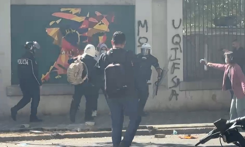 Pse policia shmangu një përplasje frontale? Pse policia shmangu një përplasje frontale?