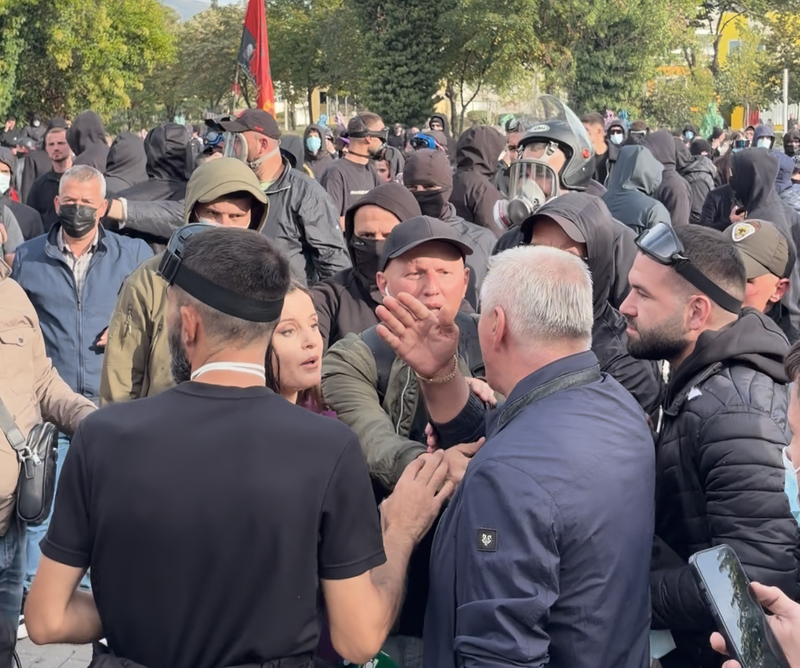 VIDEO/ Këta janë “studentët” në pension! Sulm ndaj gazetares në mes të protestës, pamjet tregojnë momentin e goditjes VIDEO/ Këta janë “studentët” në pension! Sulm ndaj gazetares në mes të protestës, pamjet tregojnë momentin e goditjes