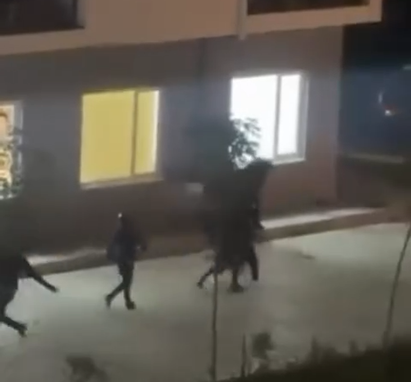 VIDEO/ Persona të paidentifikuar sulmojnë konviktet në Qytetin Studenti, thyejnë xhamat dhe kërcënojnë studentët