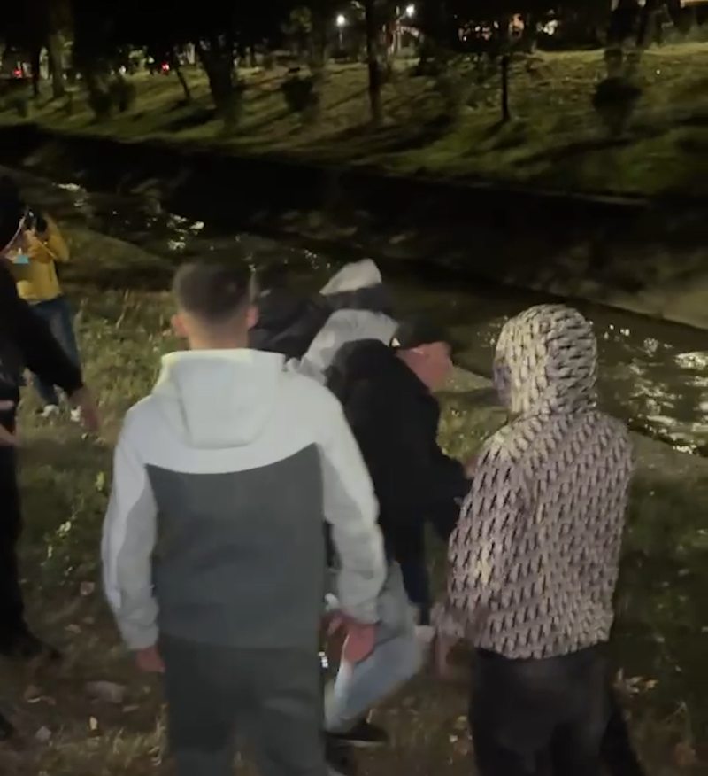 “Sali, të thashë hiqi deputetët nga protesta”! Balla ironizon Berishën: “Shko merre në Lanë tani Klevis Balliun” “Sali, të thashë hiqi deputetët nga protesta”! Balla ironizon Berishën: “Shko merre në Lanë tani Klevis Balliun”