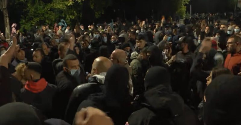 VIDEO/ “Nuk na përfaqësoni”! Protestues të maskuar rrethuan deputetët e PD-së, si nisi sherri që përfundoi me Balliun në Lanë