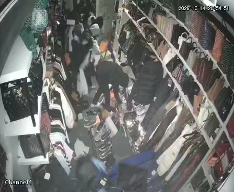 “Studentët” kanë dalë për plaçkë! Marrin nën kontroll dyqanet: Momenti kur plaçkisin rroba dhe celularë “Studentët” kanë dalë për plaçkë! Marrin nën kontroll dyqanet: Momenti kur plaçkisin rroba dhe celularë