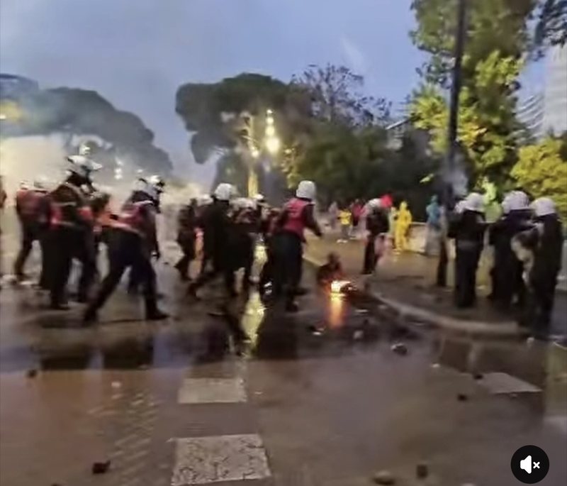 VIDEO/ Pamje dramatike nga protesta, polici përfshihet nga flakët pas hedhjes së një bombe molotov