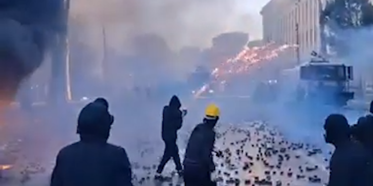 VIDEO/ Protestuesi me pajisje që lëshon fishekzjarre me breshëri, pamje shqetësuese nga protesta VIDEO/ Protestuesi me pajisje që lëshon fishekzjarre me breshëri, pamje shqetësuese nga protesta