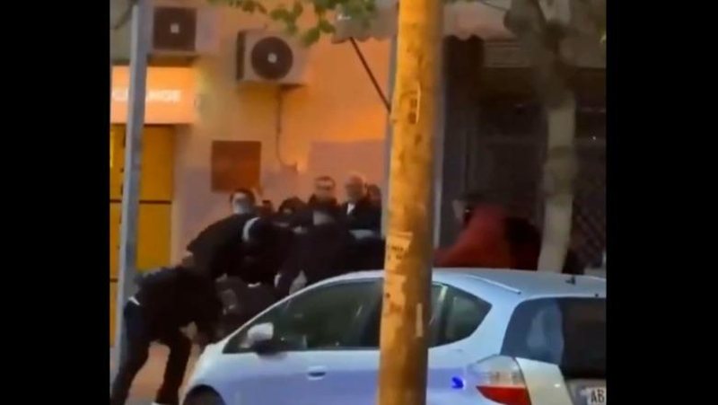 VIDEO/ Pamje të rënda nga rruga “Mine Peza”! Polici dhunohet nga protestuesit VIDEO/ Pamje të rënda nga rruga “Mine Peza”! Polici dhunohet nga protestuesit