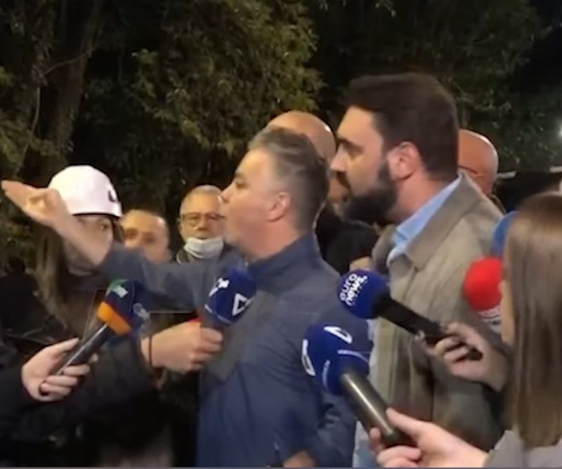 VIDEO/ “Ato foto futi në…”! Enno Bozdo ofendon gazetarin që i tregoi pamjet e personave të maskuar në selinë e PD VIDEO/ “Ato foto futi në…”! Enno Bozdo ofendon gazetarin që i tregoi pamjet e personave të maskuar në selinë e PD