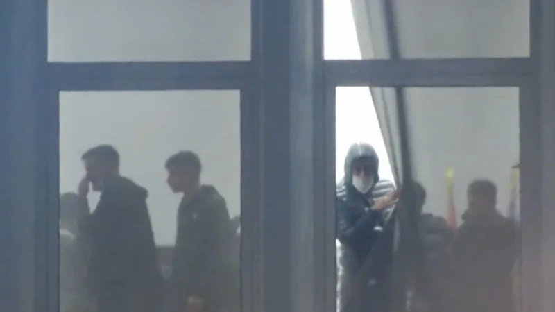 VIDEO/ Protestuesit e maskuar strehohen brenda selisë së PD, policia shoqëron disa prej tyre
