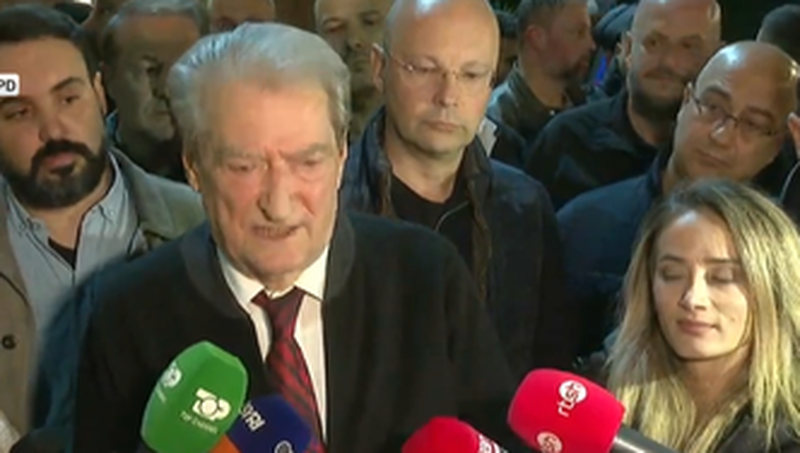 Protestues me maska në selinë e PD, Berisha i merr në mbrojtje: PD strehë për çdo të mitur që përndiqet nga policia Protestues me maska në selinë e PD, Berisha i merr në mbrojtje: PD strehë për çdo të mitur që përndiqet nga policia