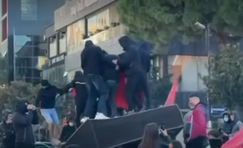 VIDEO/ As Fishta nuk shpëton nga vandalizmi, të rinjtë dëmtojnë monumentin në Lezhë VIDEO/ As Fishta nuk shpëton nga vandalizmi, të rinjtë dëmtojnë monumentin në Lezhë