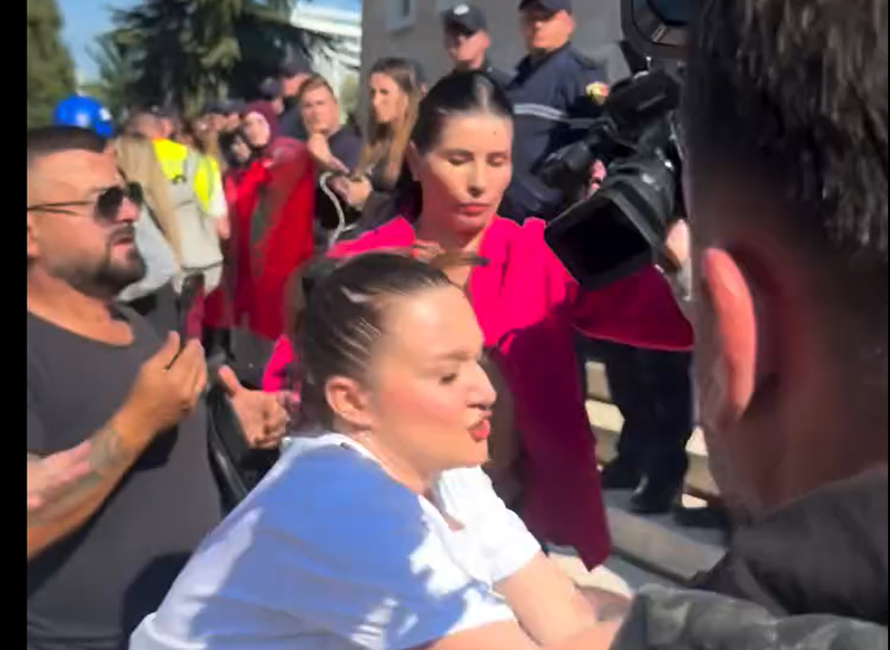 VIDEO/ Protestuesja e “tërbuar” përplaset me median para Kryeministrisë: Sulmon kameramanin për ti rrëmbyer kamerën VIDEO/ Protestuesja e “tërbuar” përplaset me median para Kryeministrisë: Sulmon kameramanin për ti rrëmbyer kamerën