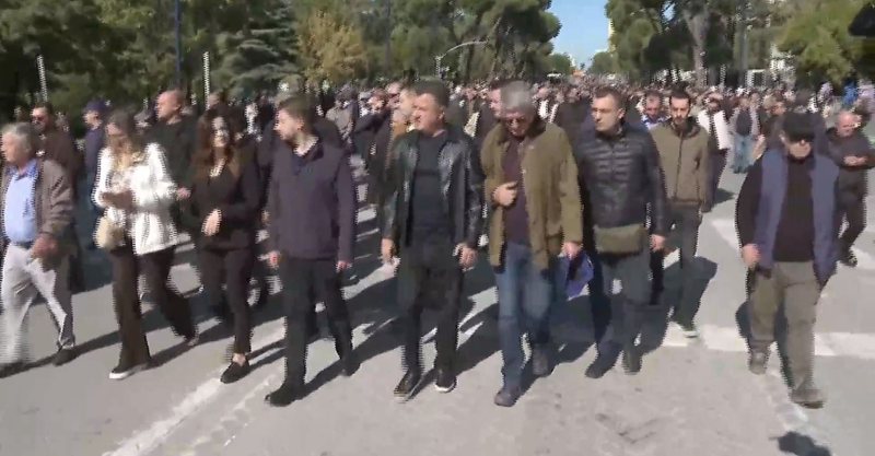 FOTO-LAJM/ Protesta “studentore” me “profesor” Flamur Nokën në krye FOTO-LAJM/ Protesta “studentore” me “profesor” Flamur Nokën në krye