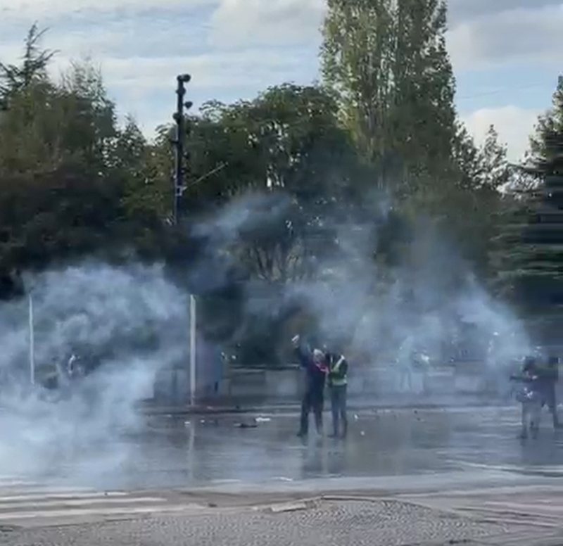 VIDEO/ Protestuesi bërtet “Allahu Ekber” para policëve VIDEO/ Protestuesi bërtet “Allahu Ekber” para policëve