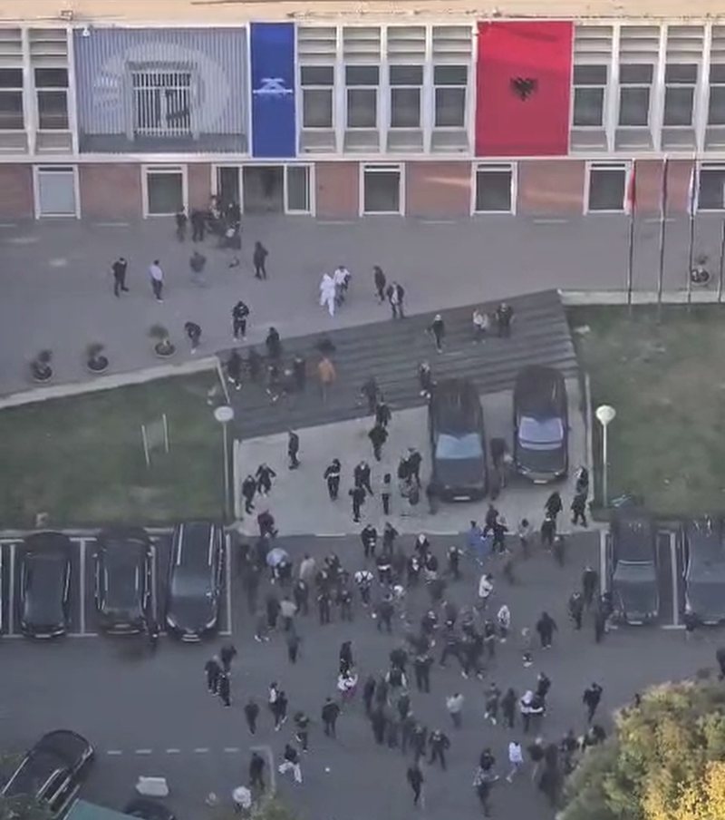 VIDEO/ Grupi i molotovëve dhe maskave strehohet sërish në selinë e PD-së VIDEO/ Grupi i molotovëve dhe maskave strehohet sërish në selinë e PD-së