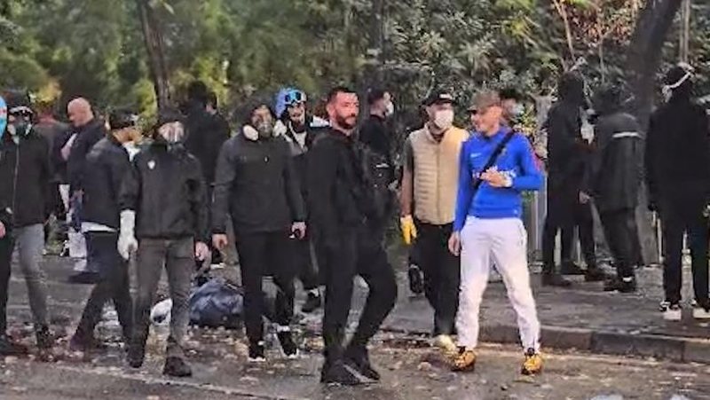 “Shi” molotovësh e fishekzjarrësh ndaj efektivëve! Arkimed Lushajt “orkestron” protestuesit e dhunshëm “Shi” molotovësh e fishekzjarrësh ndaj efektivëve! Arkimed Lushajt “orkestron” protestuesit e dhunshëm