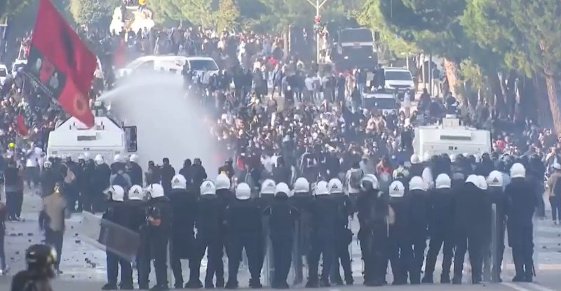 Vandalët përkrahën, policët sulmohen Vandalët përkrahën, policët sulmohen