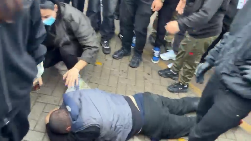 VIDEO/ Protestuesi foli pro dialogut, dhunohet nga të tjerët dhe përfundon i shtrirë në tokë VIDEO/ Protestuesi foli pro dialogut, dhunohet nga të tjerët dhe përfundon i shtrirë në tokë