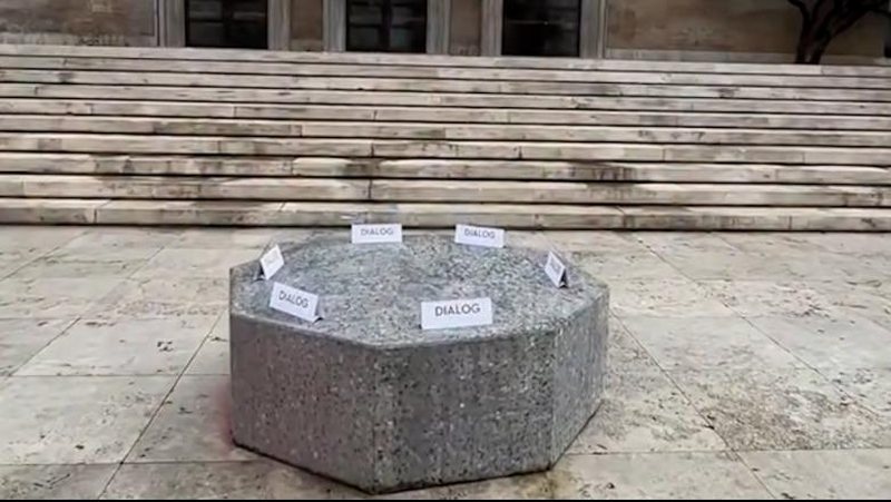 Protestat/ Rama sërish thirrje për dialog me sofrën e gurtë para Kryeminstrisë Protestat/ Rama sërish thirrje për dialog me sofrën e gurtë para Kryeminstrisë
