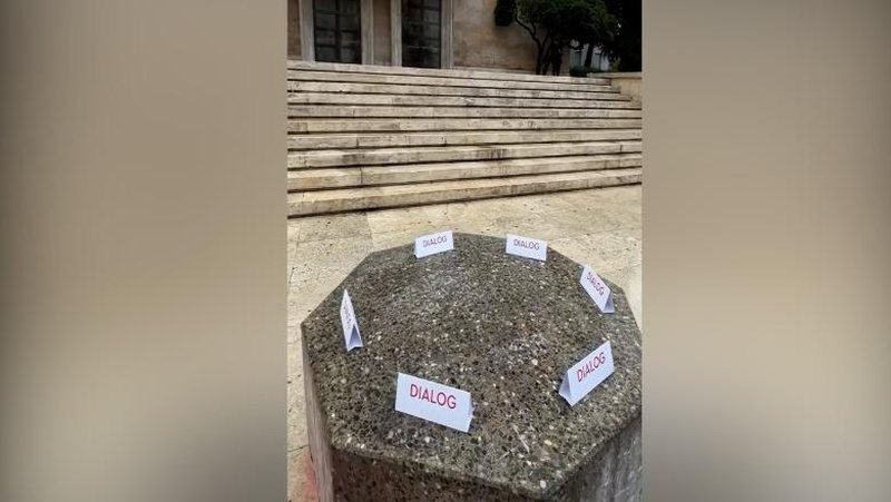 Rama këmbëngul për dialog! Saliu tenton të rrëmbej protestën në drekë: Sofra e gurtë rikthehet para Kryeministrisë! Pritet reagimi i protestuesëve shumëngjyrësh