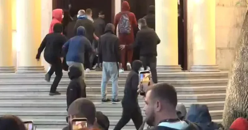 Protestuesit futen në Ministrinë e Ekonomisë, nxjerrin orenditë dhe i djegin Protestuesit futen në Ministrinë e Ekonomisë, nxjerrin orenditë dhe i djegin