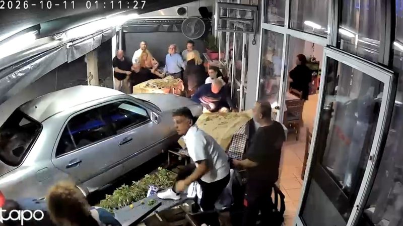 “Na shpëtuan vazot e luleve, do të ishte një tragjedi”! Çfarë deklaruan klientët pasi shqiptari i dehur u fut me makinë në restorantin në Selanik