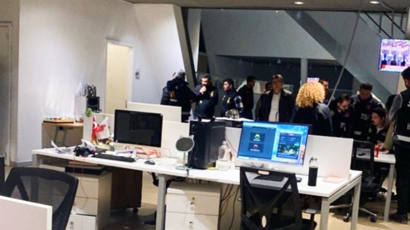 VIDEO/ Autoritetet turke bastisin zyrat e televizionit opozitar, momenti kur ndërpresin transmetimin e drejtpërdrejtë VIDEO/ Autoritetet turke bastisin zyrat e televizionit opozitar, momenti kur ndërpresin transmetimin e drejtpërdrejtë