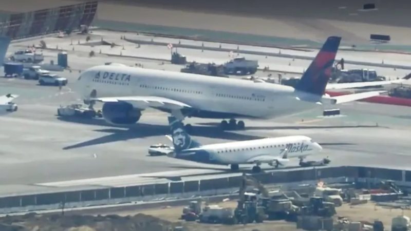 Panik në aeroportin e Los Anxhelosit! Përfshihen në një aksident te rrezikshëm në pistë dy avionë