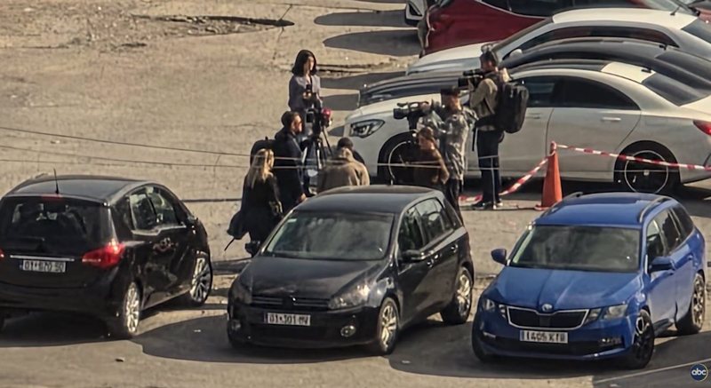 Prishtina nuk i përgjigjet thirrjes për sulm në Tiranë! Vetëvendosja organizoi autobusë, por i shkojnë vetëm kamerat Prishtina nuk i përgjigjet thirrjes për sulm në Tiranë! Vetëvendosja organizoi autobusë, por i shkojnë vetëm kamerat