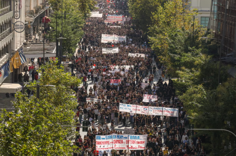 Mijëra studentë e mësues në protestë në Greqi me kërkesa konkrete! Kosto e lartë e jetesës dhe dështimet në arsim Mijëra studentë e mësues në protestë në Greqi me kërkesa konkrete! Kosto e lartë e jetesës dhe dështimet në arsim