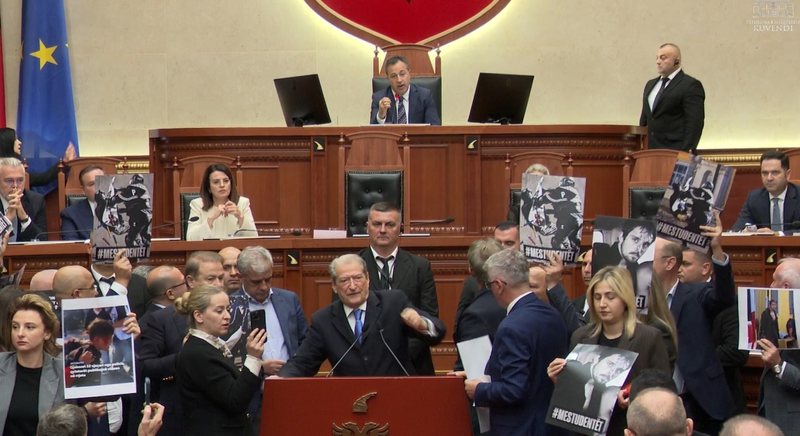 Berisha bën thirrje për dhunë në Kuvend: T’i thyhen kockat deputetëve të PS! Peleshi i heq fjalën për gjithë ditën Berisha bën thirrje për dhunë në Kuvend: T’i thyhen kockat deputetëve të PS! Peleshi i heq fjalën për gjithë ditën