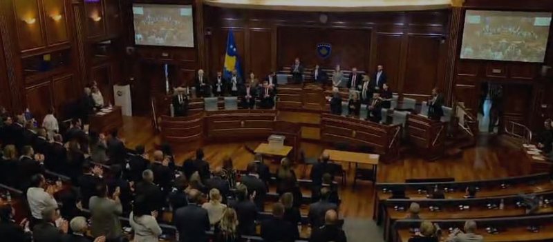 Miratohet Ligji i Speciales, deputetët e Kuvendit të Kosovës brohorasin: UÇK, UÇK! Miratohet Ligji i Speciales, deputetët e Kuvendit të Kosovës brohorasin: UÇK, UÇK!