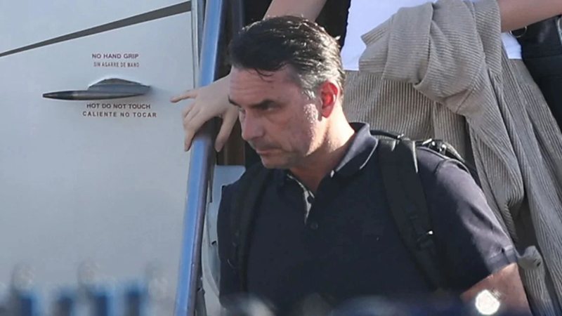 “U largova për t’i shpëtuar persekutimit”! Flavio Bolsonaro zbulon se si u arratis nga Brazili pas humbjes në zgjedhje: Tregon bisedën me të atin e përlotur nga situata e të birit “U largova për t’i shpëtuar persekutimit”! Flavio Bolsonaro zbulon se si u arratis nga Brazili pas humbjes në zgjedhje: Tregon bisedën me të atin e përlotur nga situata e të birit