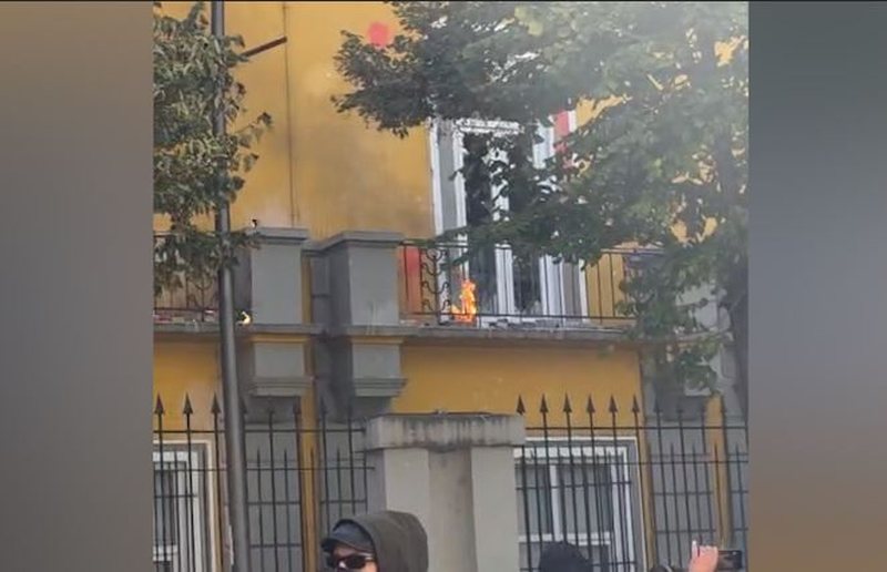 VIDEO/ Protesta përshkallëzohet në vandalizëm! I vihet flaka Ministrisë së Arsimit: Vandalët të maskuar si protestues hipin mbi muret e godinës VIDEO/ Protesta përshkallëzohet në vandalizëm! I vihet flaka Ministrisë së Arsimit: Vandalët të maskuar si protestues hipin mbi muret e godinës
