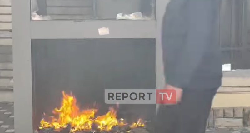 Shenja islamizmi radikal mes porotestuesve! Pasi i shkulën flamurin ambasadës së Vatikanit sot e sulmojnë me molotov: Djegin gabinën e “sikuritisë” Shenja islamizmi radikal mes porotestuesve! Pasi i shkulën flamurin ambasadës së Vatikanit sot e sulmojnë me molotov: Djegin gabinën e “sikuritisë”