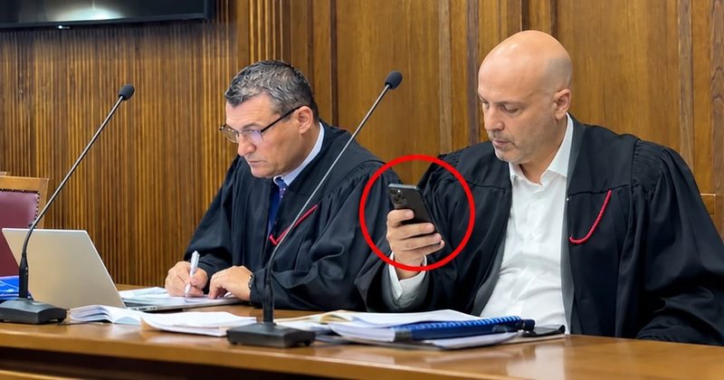 Skandal! Prokurori Ols Dado thyen rregulloren e GJKKO, i bie celulari në mes të seancës! Gjyqtarët “kokosha si pula para spakistave” asnjë reagim Skandal! Prokurori Ols Dado thyen rregulloren e GJKKO, i bie celulari në mes të seancës! Gjyqtarët “kokosha si pula para spakistave” asnjë reagim