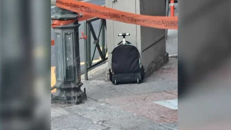 Pas shpërthimit të parë që plagosi 4 persona, një tjetër çantë e dyshimtë në Pire: “Blindohet” e gjithë zona Pas shpërthimit të parë që plagosi 4 persona, një tjetër çantë e dyshimtë në Pire: “Blindohet” e gjithë zona