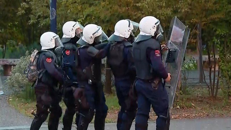 “Thirrje për molotovë, gurë dhe sulme ndaj uniformave blu”! Policia e Shtetit: Kot fshihen, do të identifikohen personat e maskuar që ushtrojnë dhunë