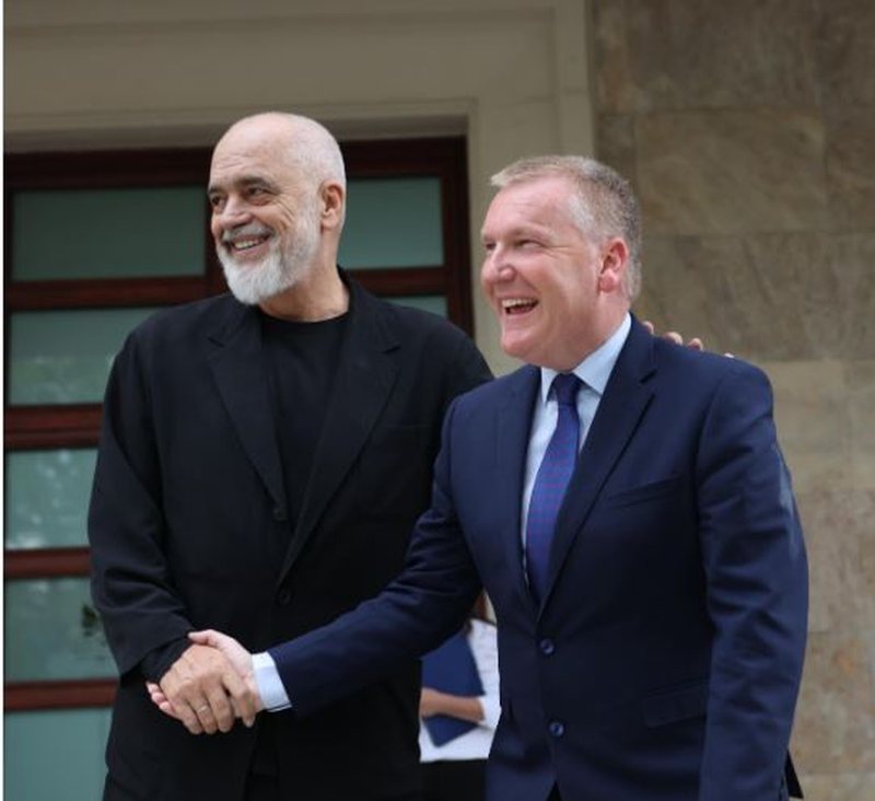 Komisioneri europian pas takimit me Ramën: Shqipëria e ka vendin në BE, ruani ritmin e reformave