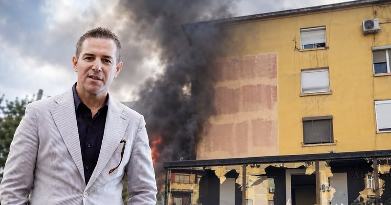 Vandalizmi si mision i të maskuarëve si protestues! Qëllohet me pllaka betonit atelieria e stilistit Altin Micit! Thyhen vitrinat, bien manekinat me kostumet e shtrenjta Vandalizmi si mision i të maskuarëve si protestues! Qëllohet me pllaka betonit atelieria e stilistit Altin Micit! Thyhen vitrinat, bien manekinat me kostumet e shtrenjta