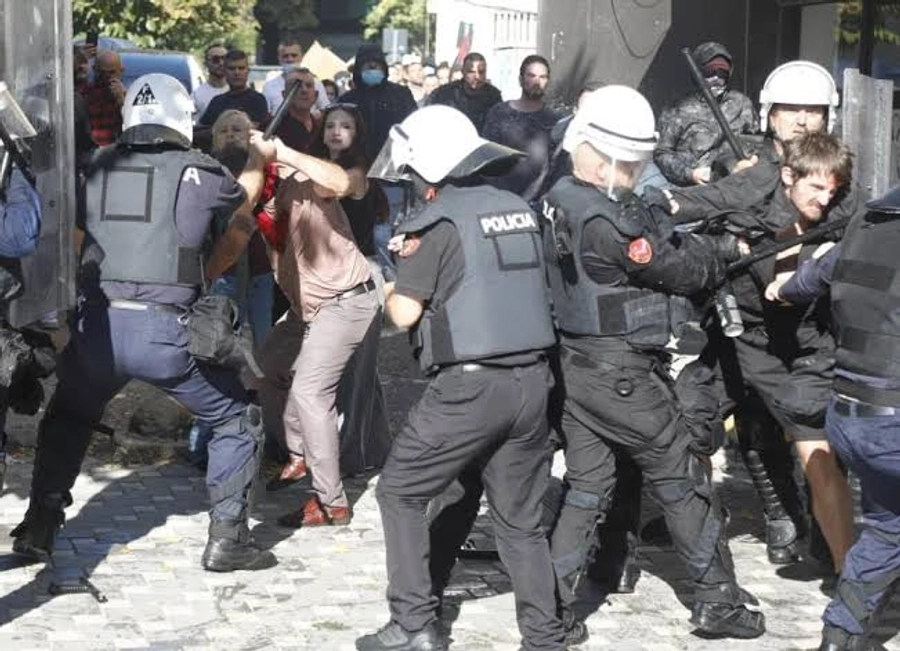 Pse i ngjajmë Perëndimit vetëm te shkatërruesit, por jo te politikanët dhe pedagogët?